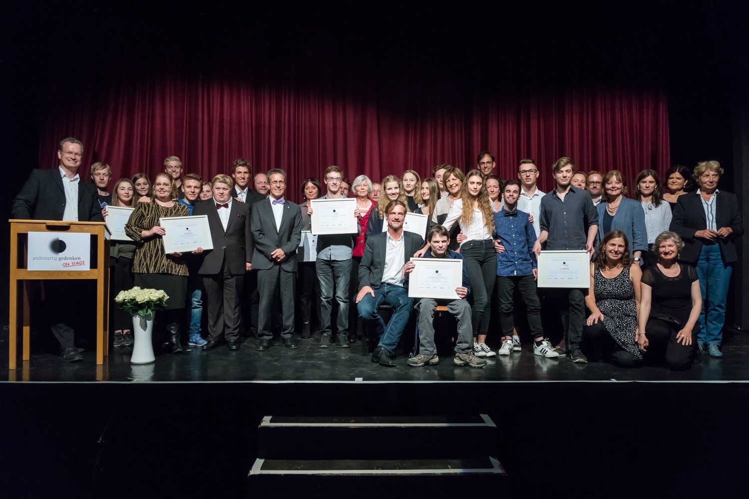 Gruppenfoto aller Preisräger*innen auf der Bühne bei der Preisverleihung 2016